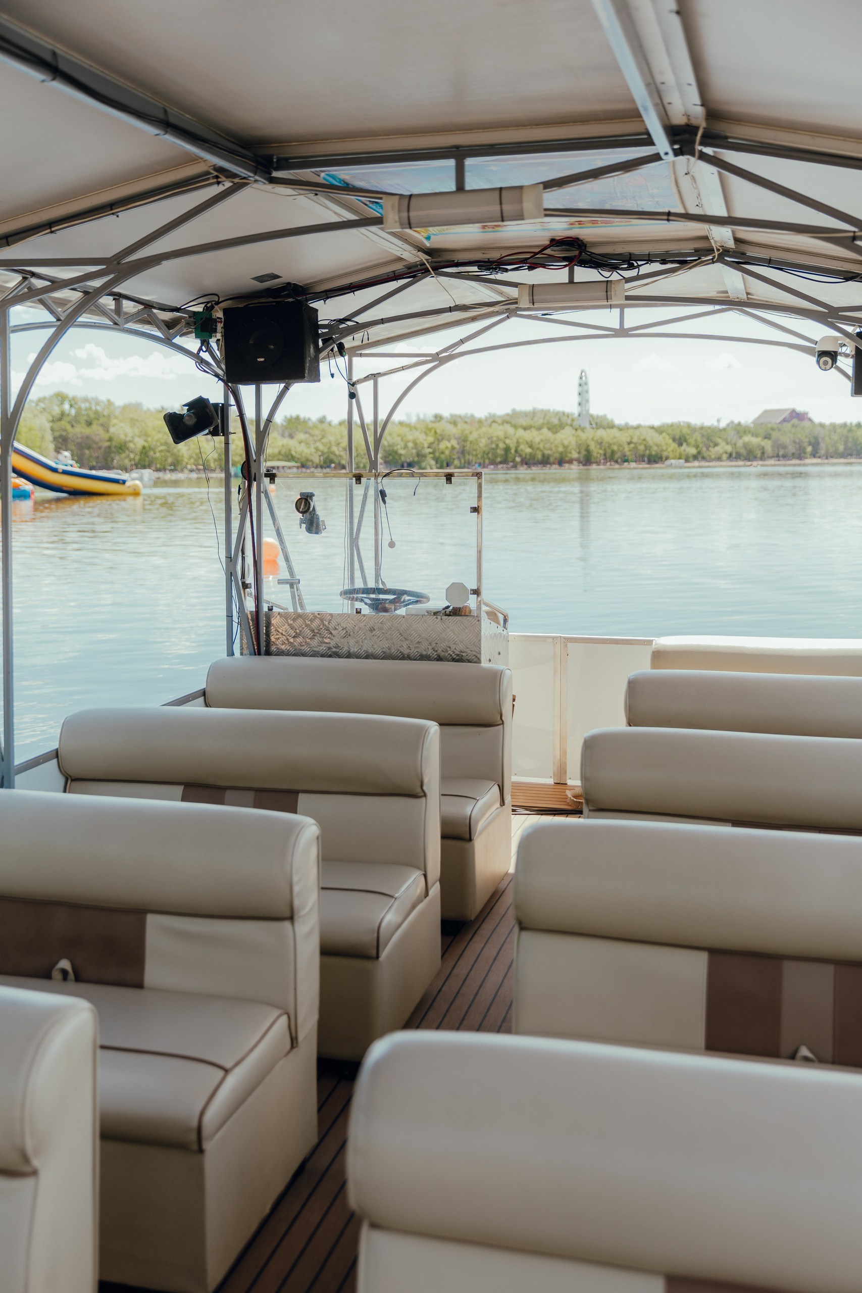 Интерьер катера Nomad Burabay